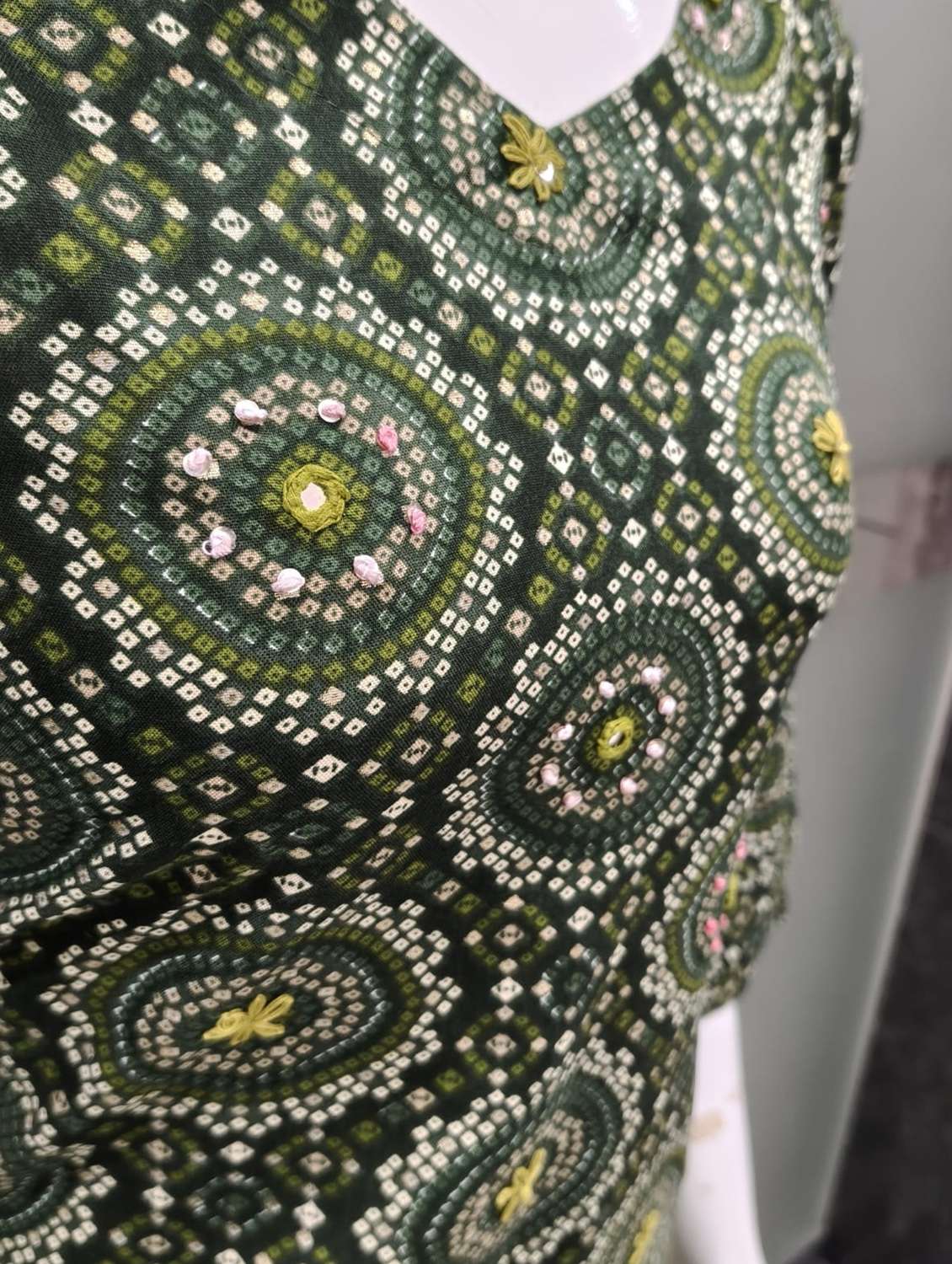 Women Green Viscose Straight Kurta - 22468502 -  Standard Image - 5