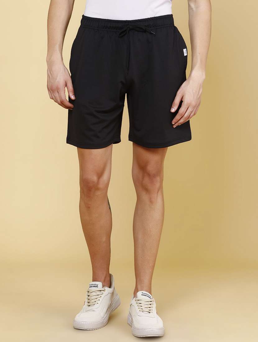 men solid mid rise regular fit shorts