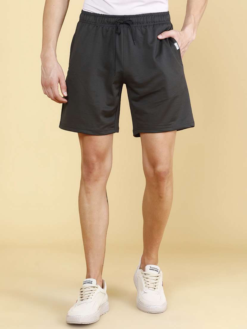 men solid mid rise regular fit shorts
