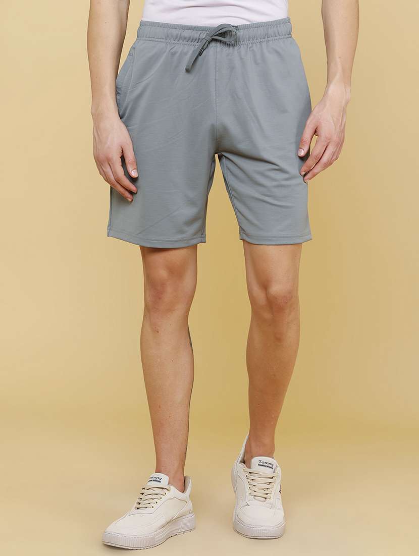 men solid mid rise regular fit shorts