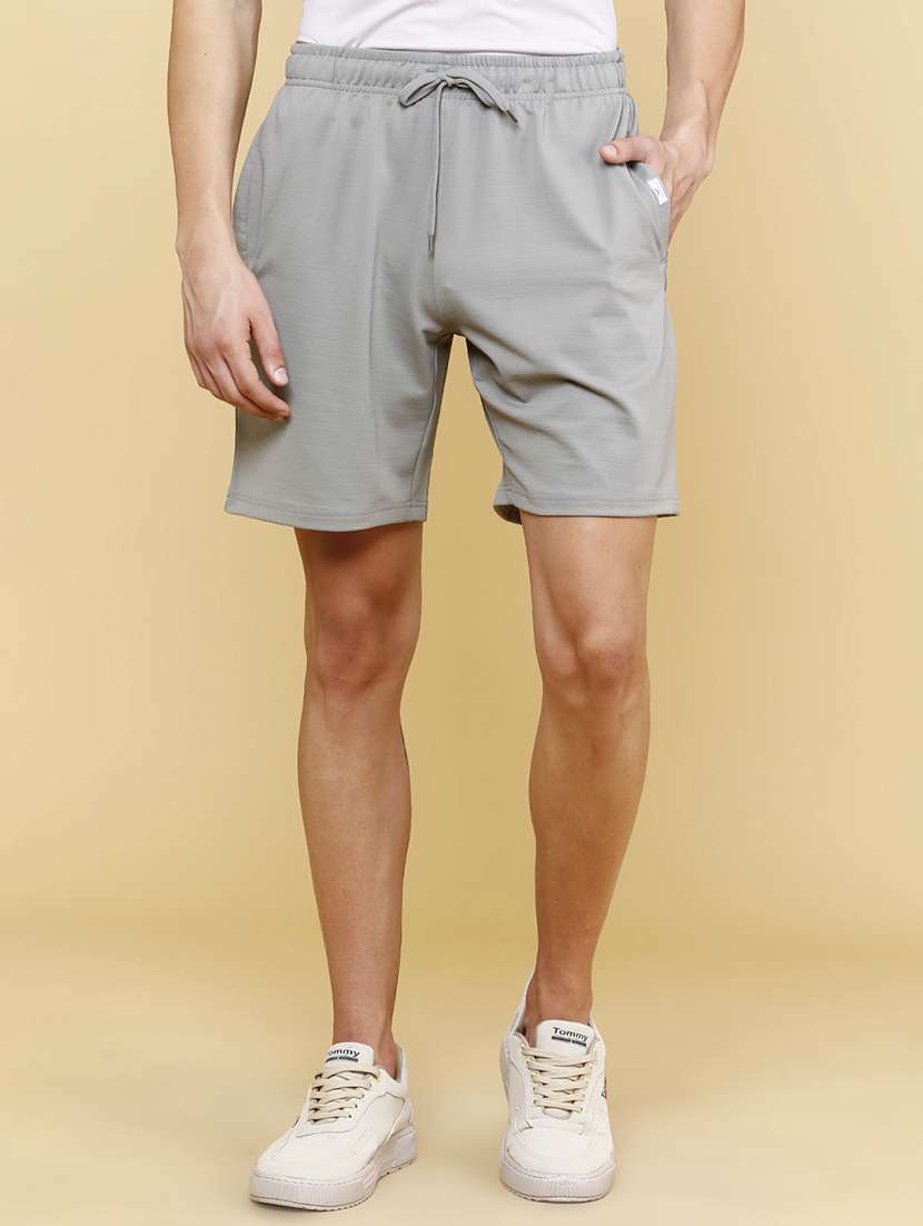 men solid mid rise regular fit shorts
