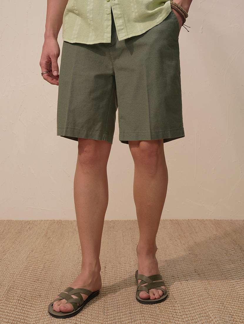 men solid mid rise shorts