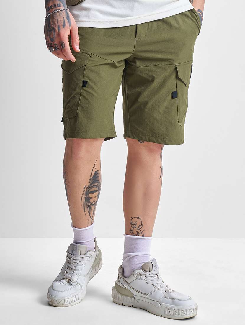 men green mid-rise cargo shorts