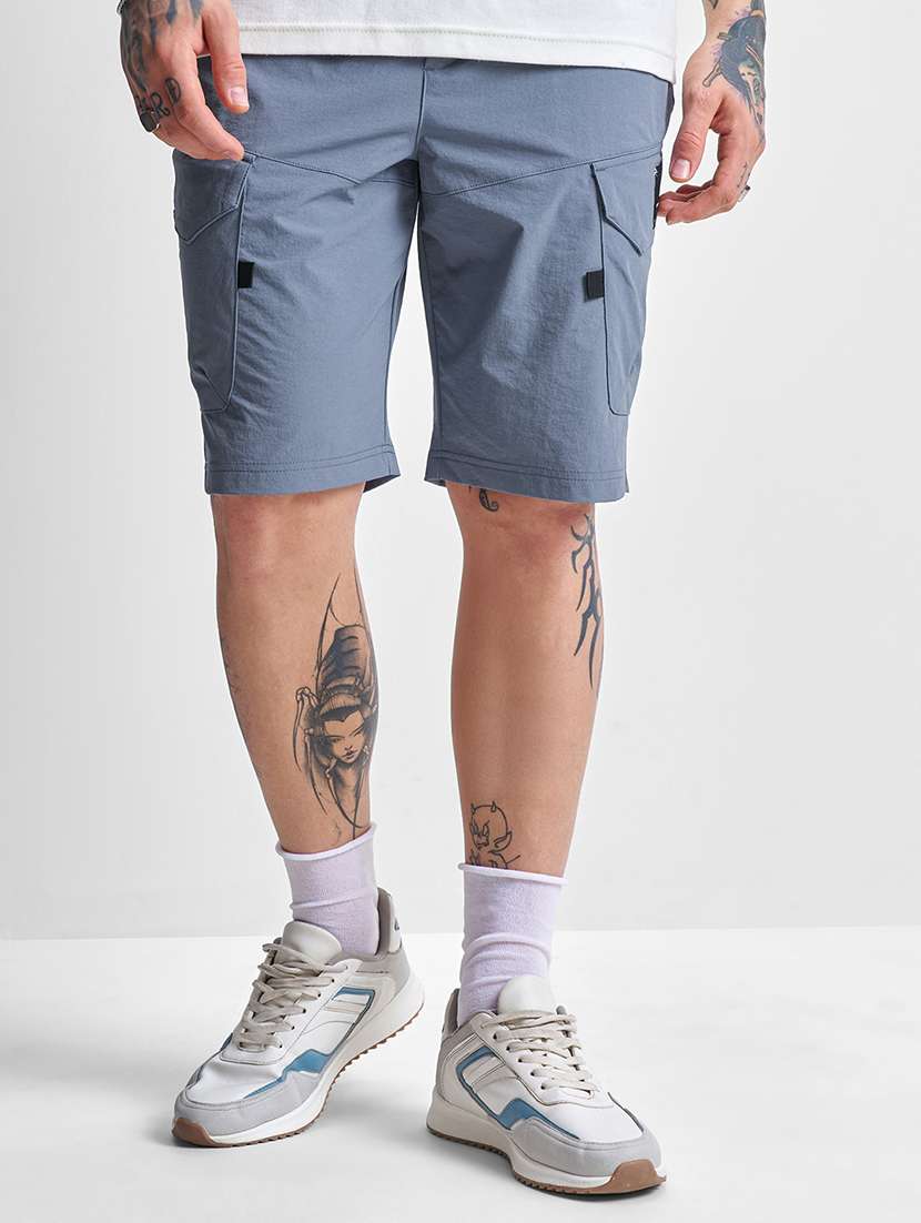 men solid mid rise cargo shorts