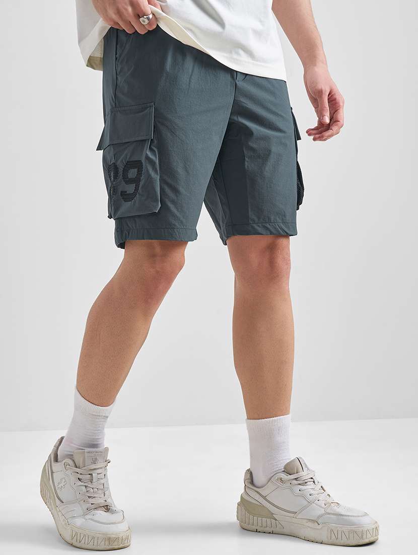men solid mid rise cargo shorts