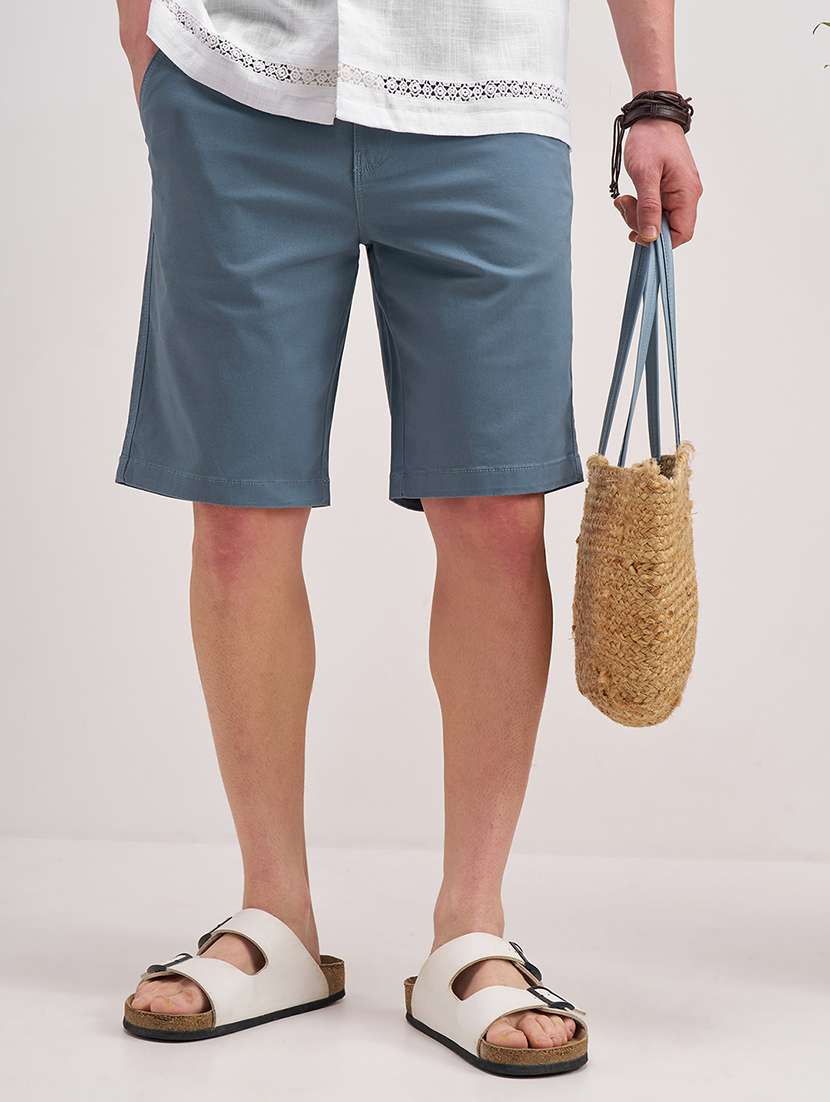 men solid mid rise shorts