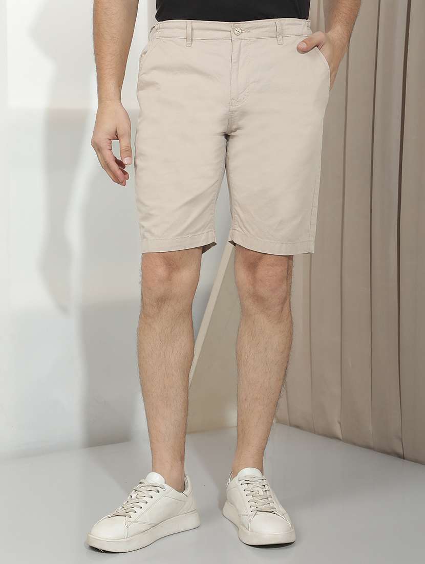 men solid mid rise slim fit shorts