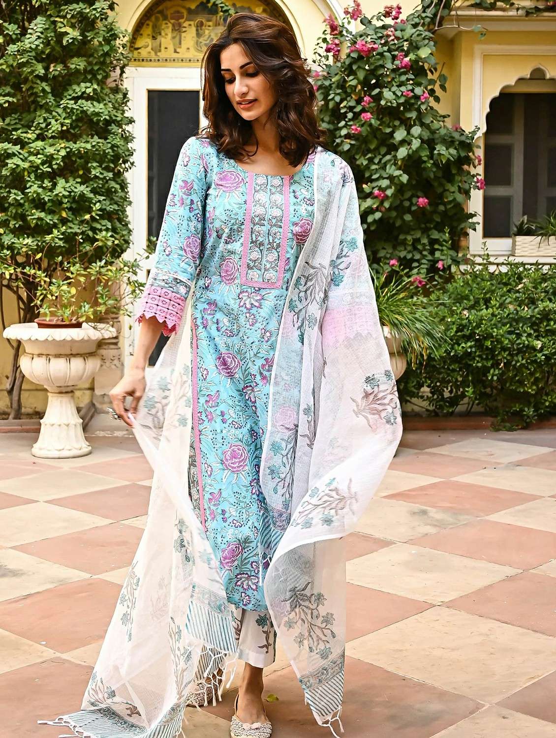women white suit set - 22471652 -  Standard Image - 3