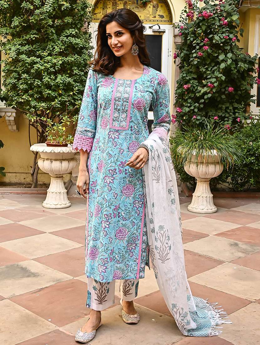 women white suit set - 22471652 -  Standard Image - 5
