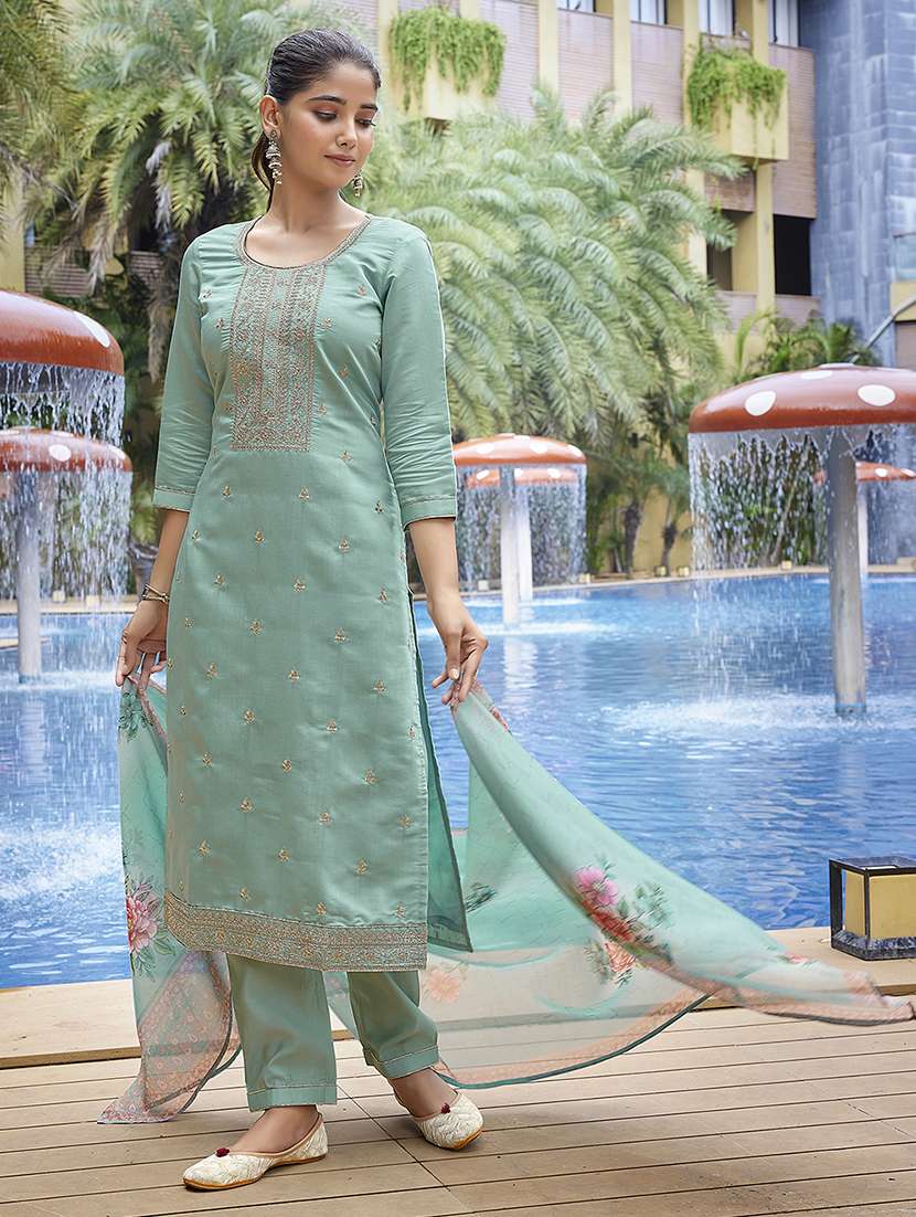 women embroidered three quarter sleeves kurta pant set with dupatta