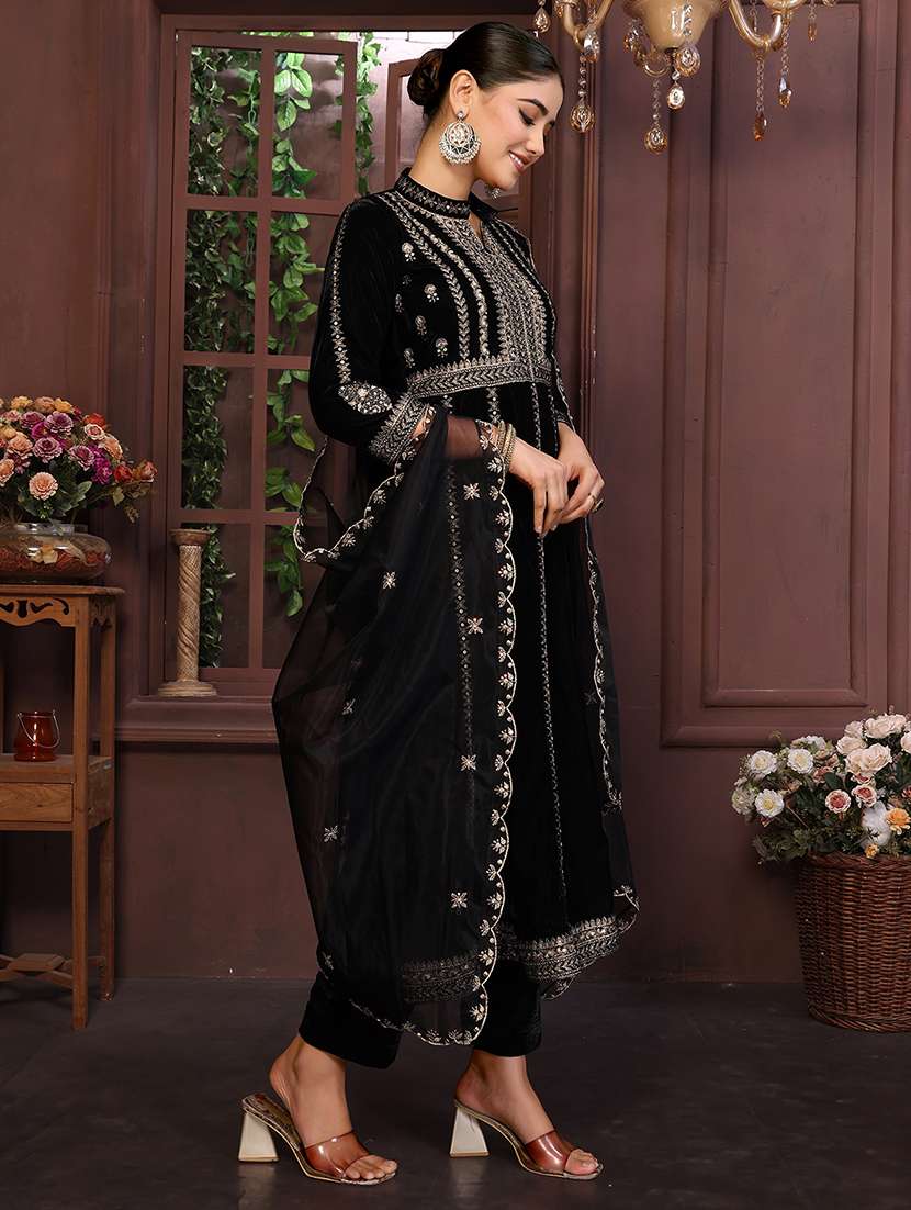 women black suit set - 22471703 -  Standard Image - 3