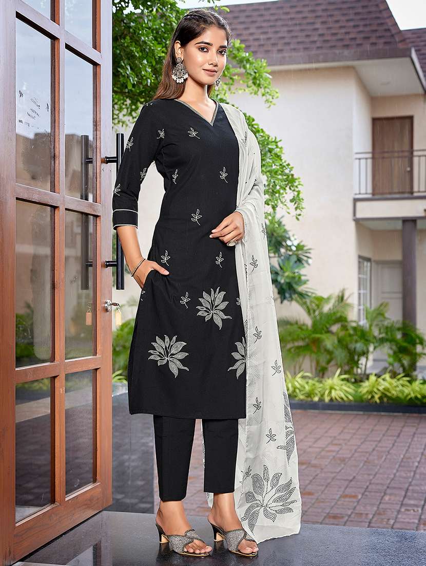 women black suit set - 22471717 -  Standard Image - 3