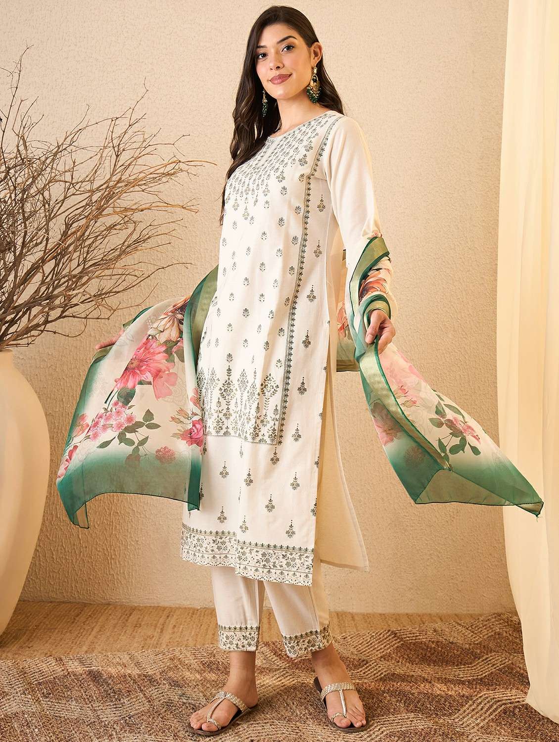 women white suit set - 22471726 -  Standard Image - 3