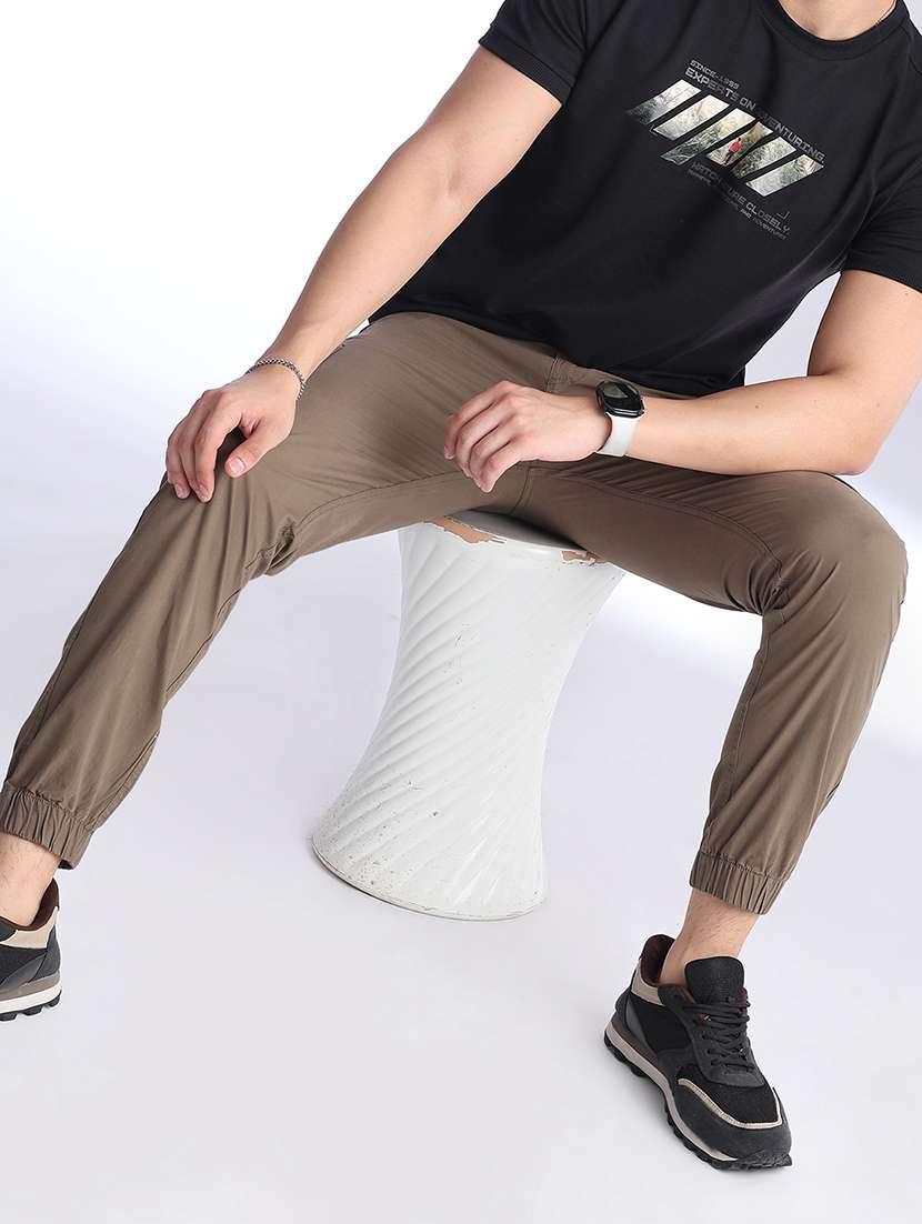 men solid mid rise regular fit jogger