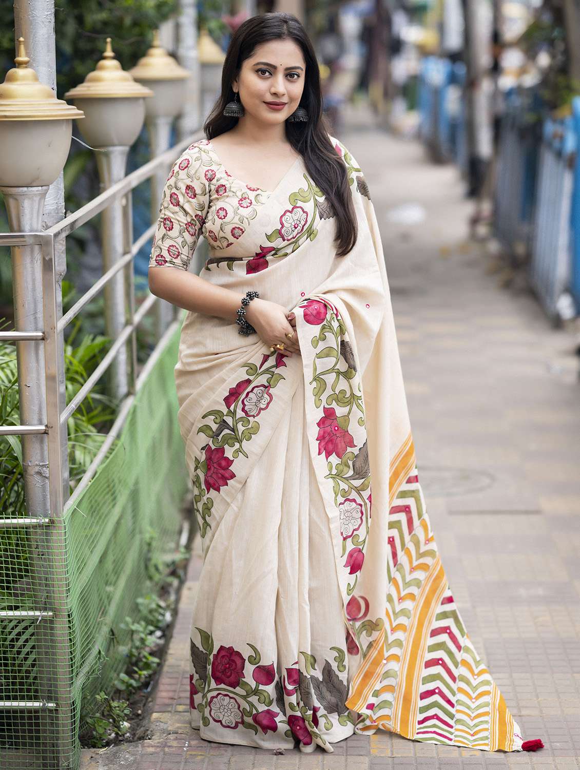 women floral printed saree with blouse