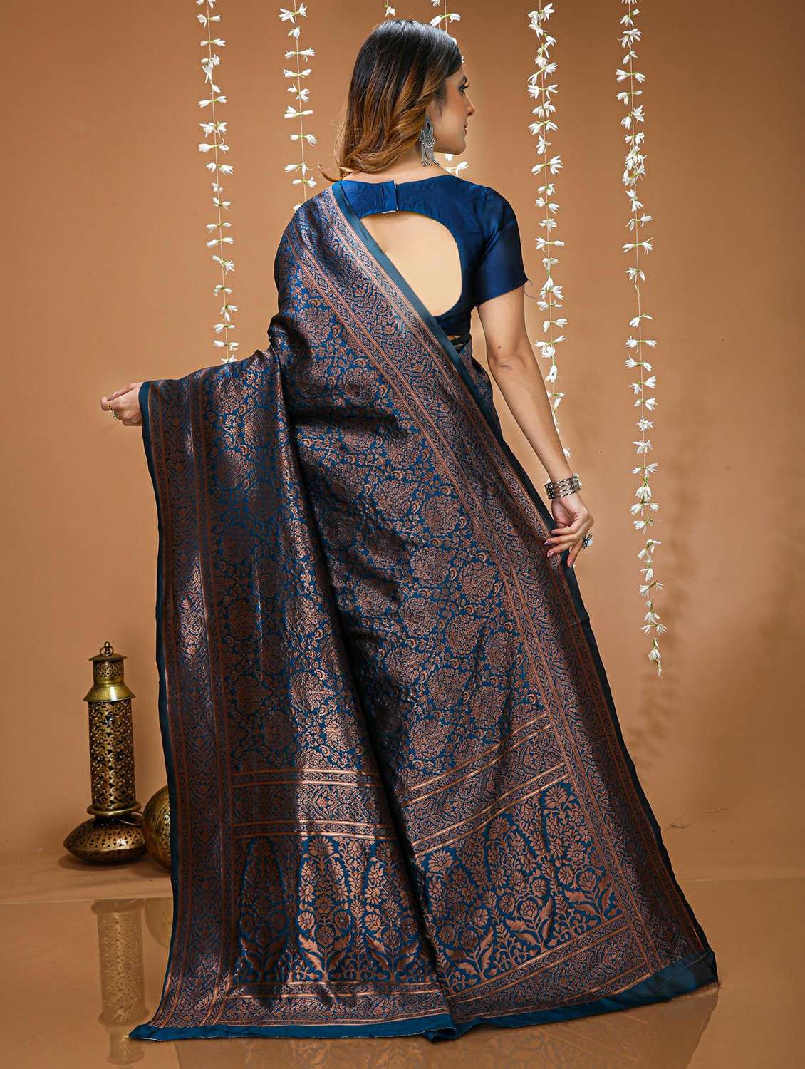 women printed saree with attached blouse with blouse - 22473494 -  Standard Image - 3