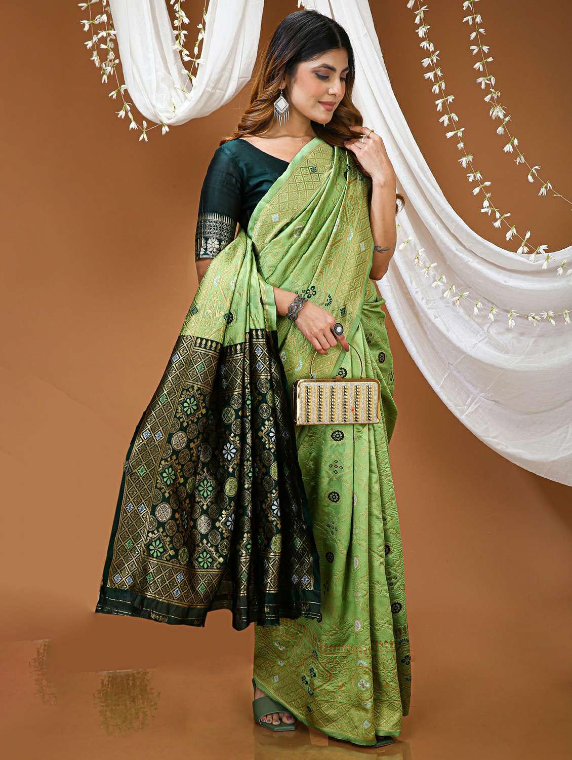 women light blue kanjivaram saree with blouse - 22473501 -  Standard Image - 3