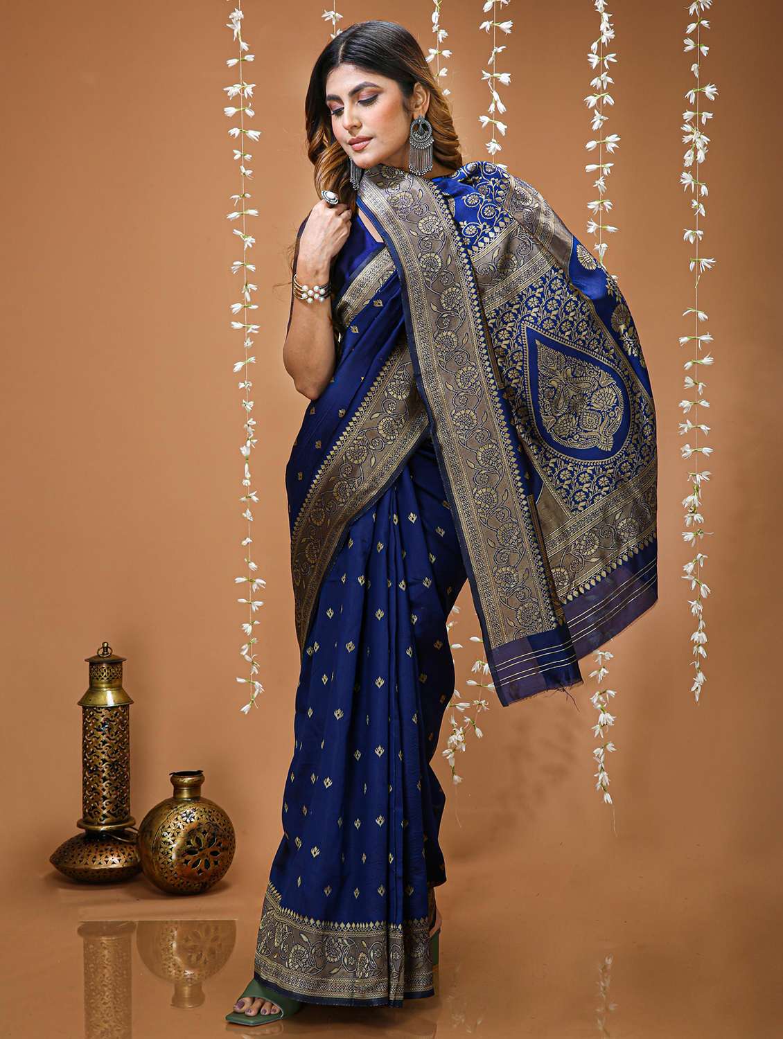 women navy blue kanjivaram saree with blouse - 22473650 -  Standard Image - 3