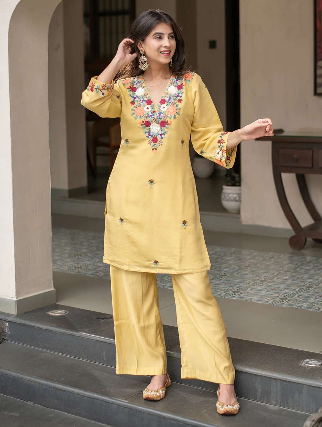 women embroidered v neck kurta and pant co-ord set