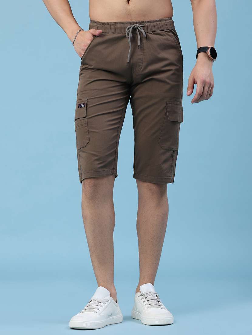 men solid mid rise regular fit three - fourth shorts