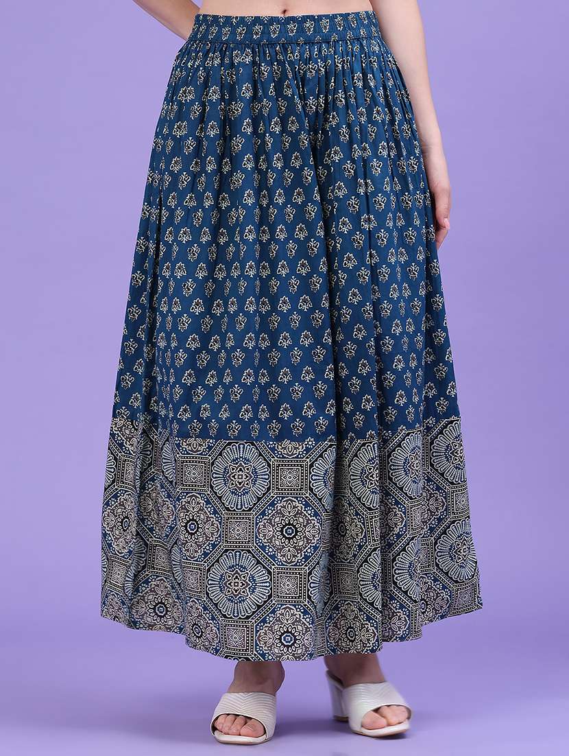women printed mid rise flared skirt