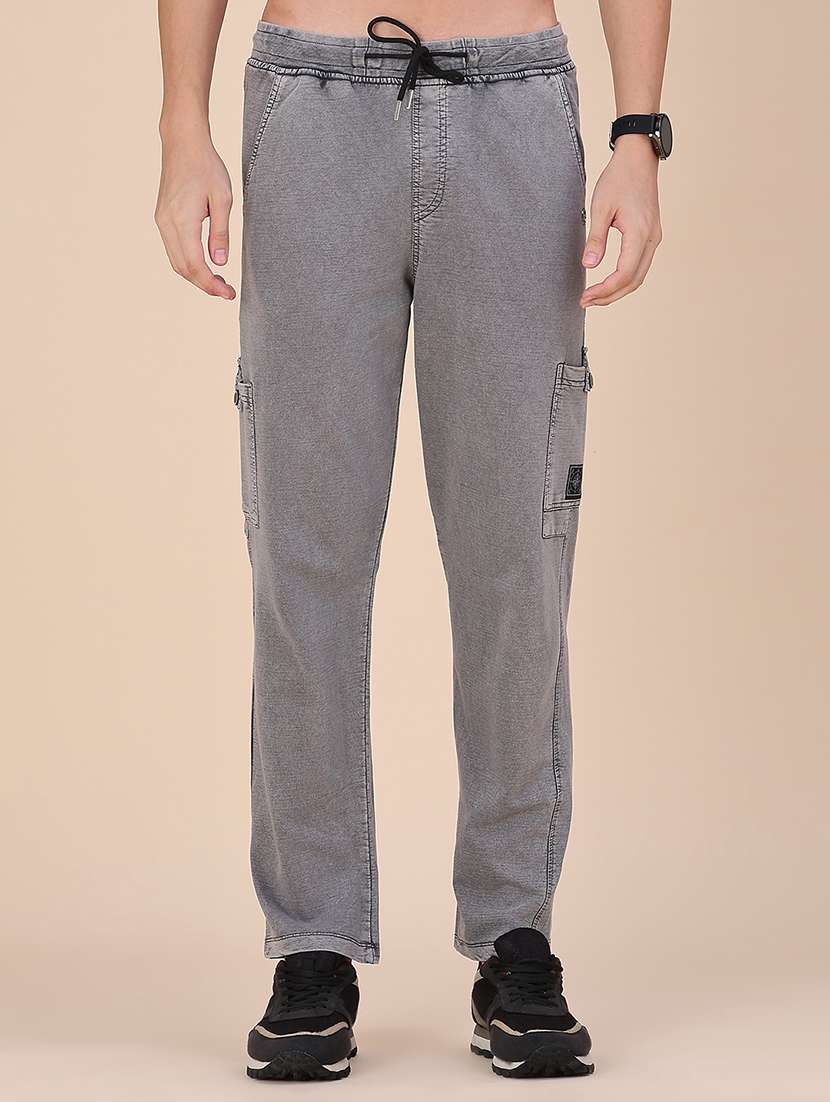 men solid mid rise regular fit cargo 