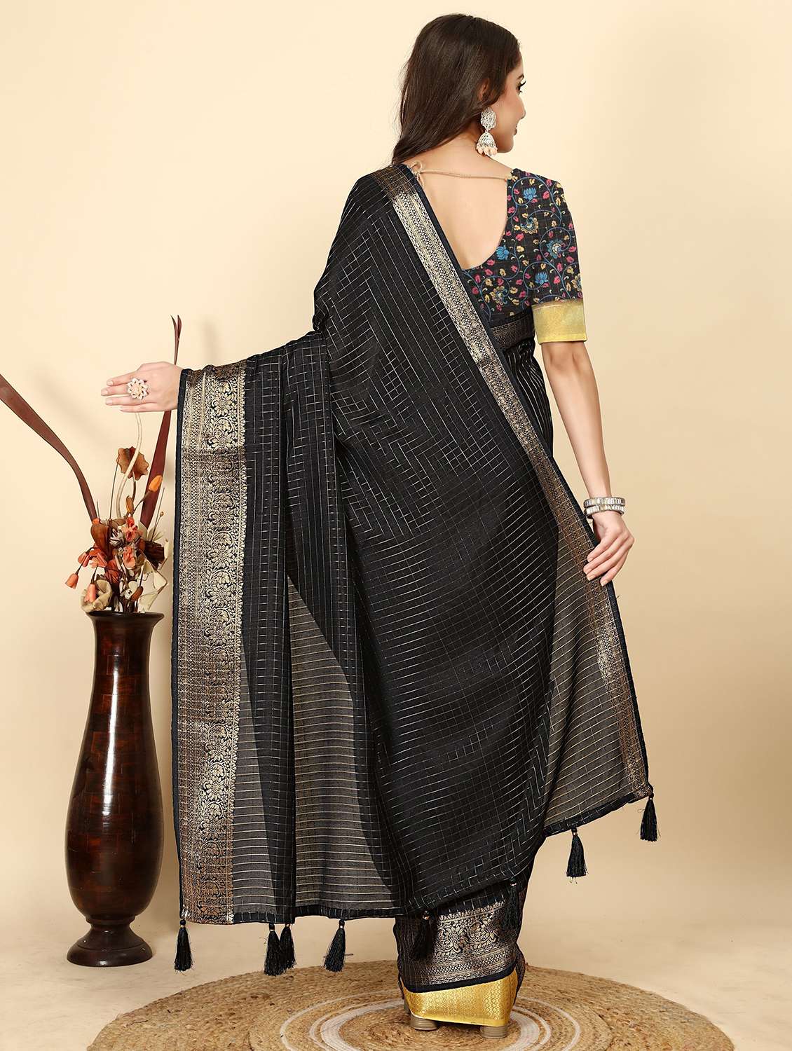 women checkered bordered saree with blouse - 22491478 -  Standard Image - 3
