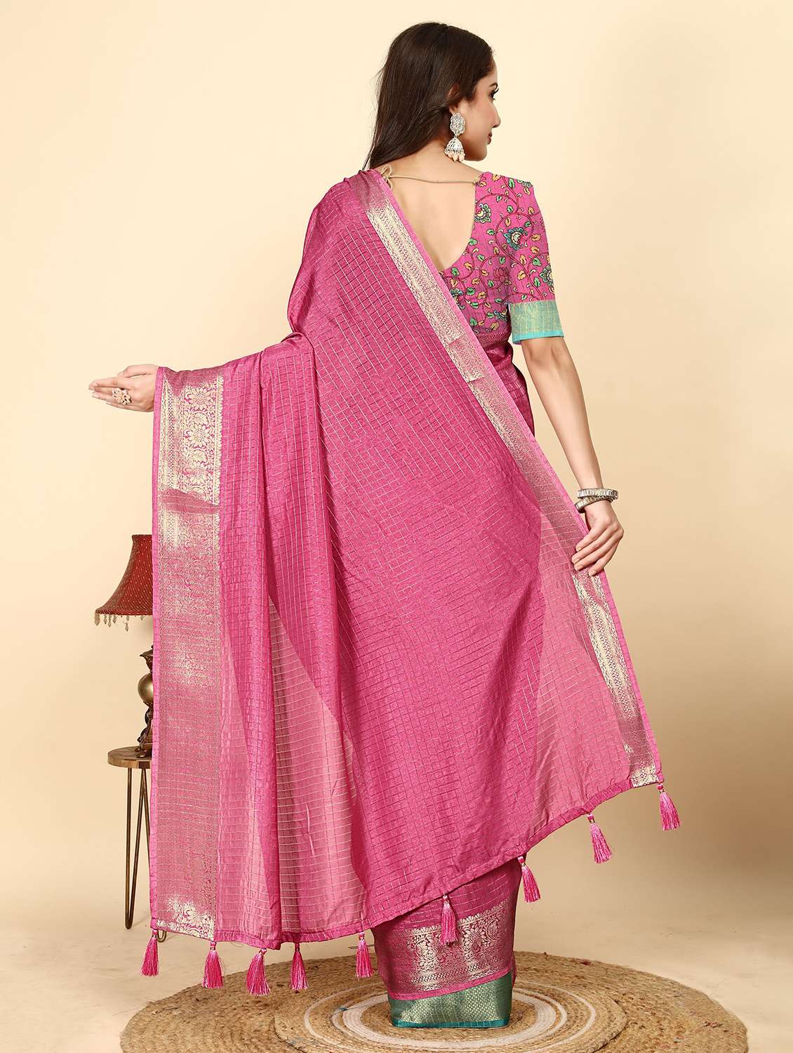 women checkered bordered saree with blouse - 22491481 -  Standard Image - 3