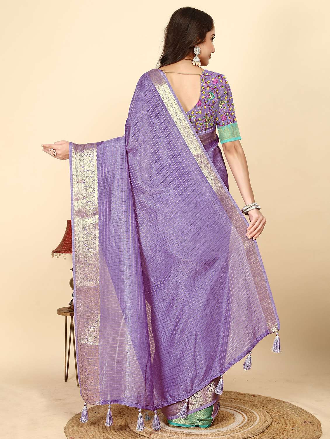 women checkered bordered saree with blouse - 22491482 -  Standard Image - 3