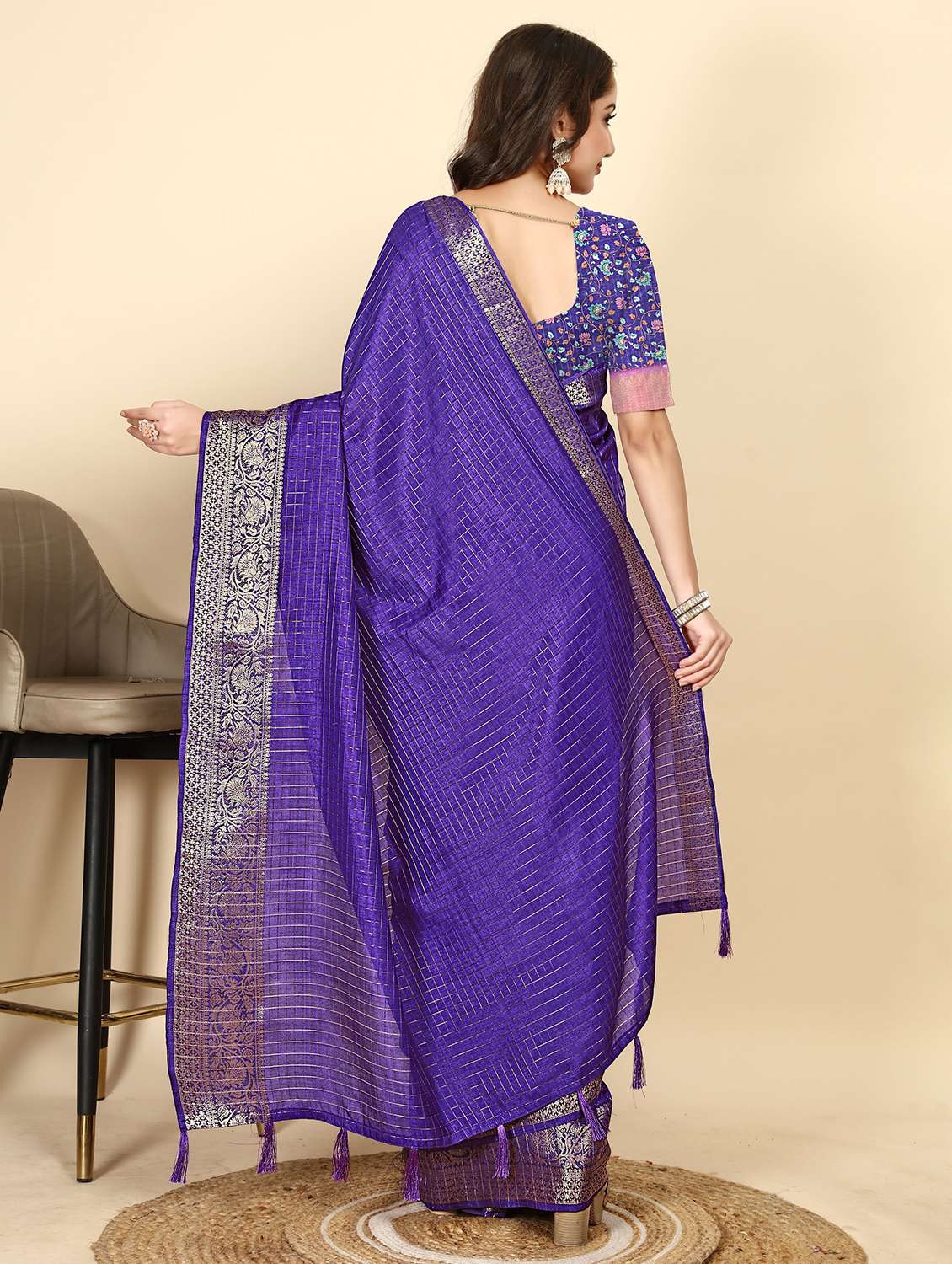 women checkered bordered saree with blouse - 22491485 -  Standard Image - 3