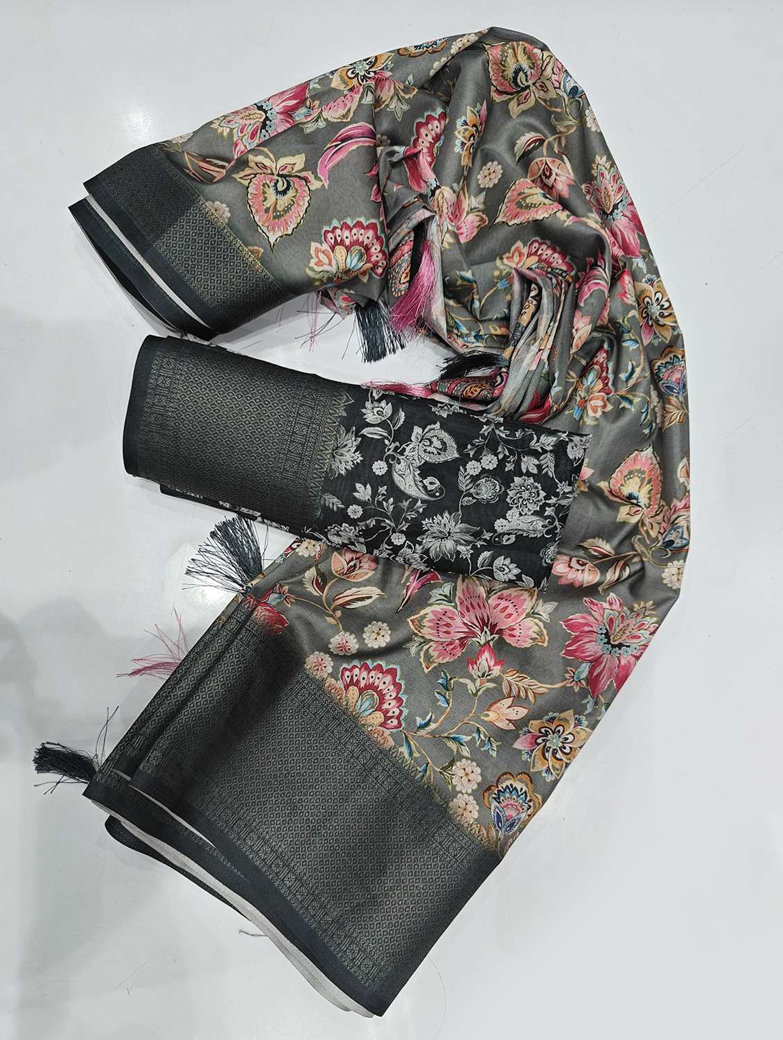 Women Printed Casual Wear Saree With Blouse - 22491525 -  Standard Image - 5