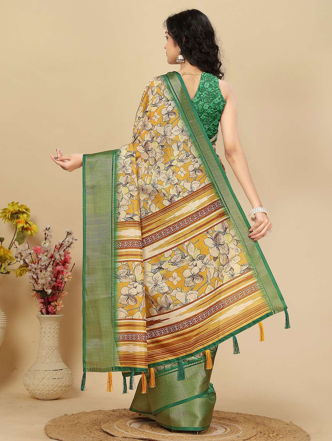 women printed casual wear saree with blouse - 22491540 -  Standard Image - 3