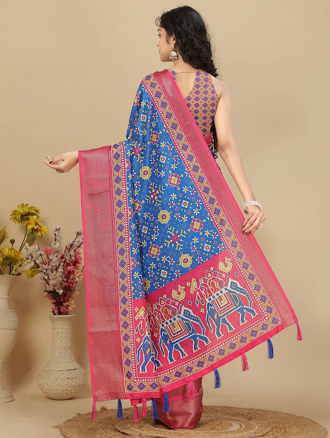 women printed patola saree with blouse - 22491549 -  Standard Image - 3