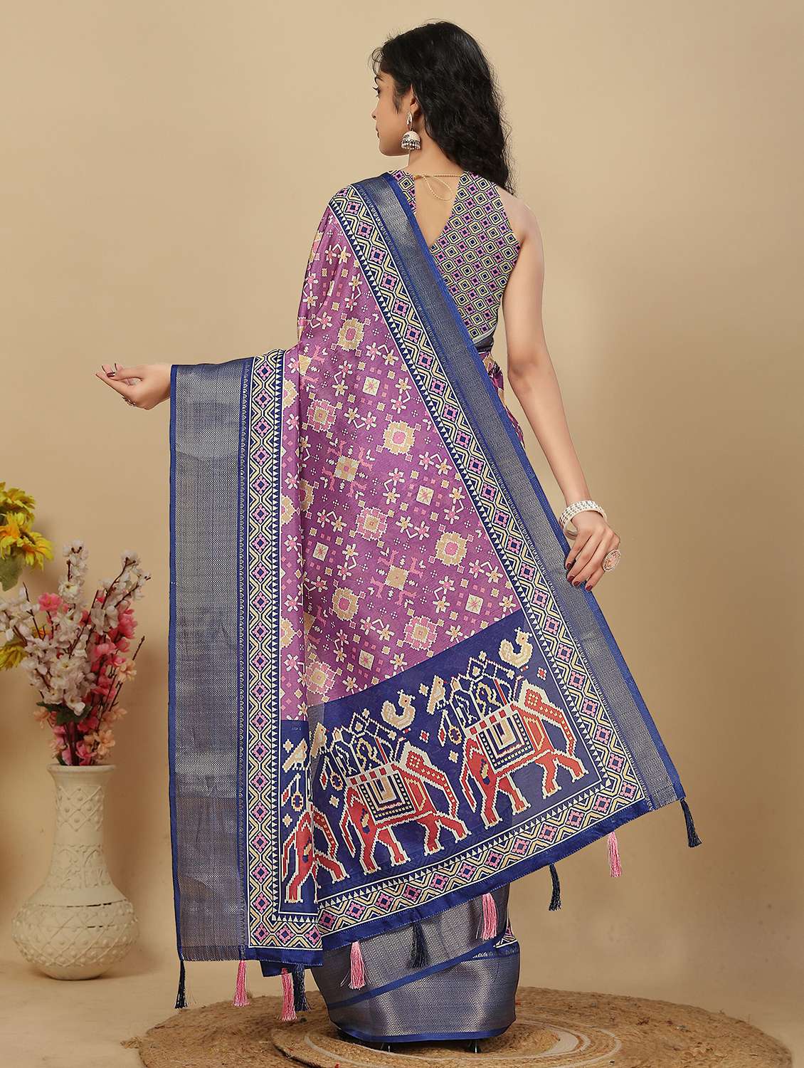 women printed patola saree with blouse - 22491553 -  Standard Image - 3