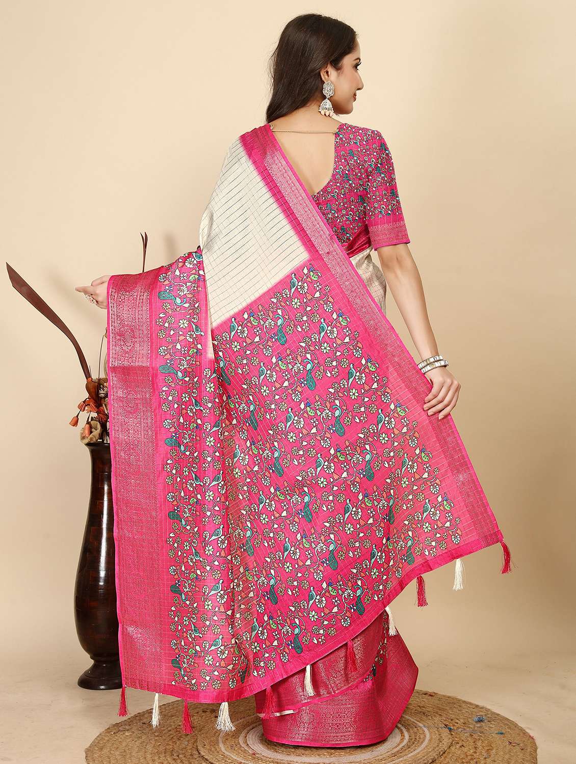 women checkered bordered saree with blouse - 22491560 -  Standard Image - 3
