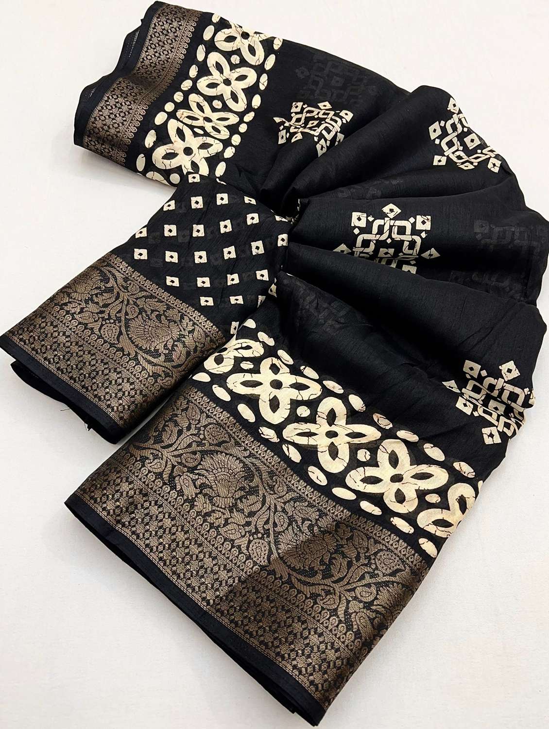 women printed casual wear saree with blouse - 22491589 -  Standard Image - 3