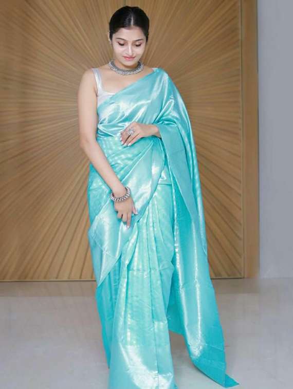 women self design kanjivaram saree with blouse