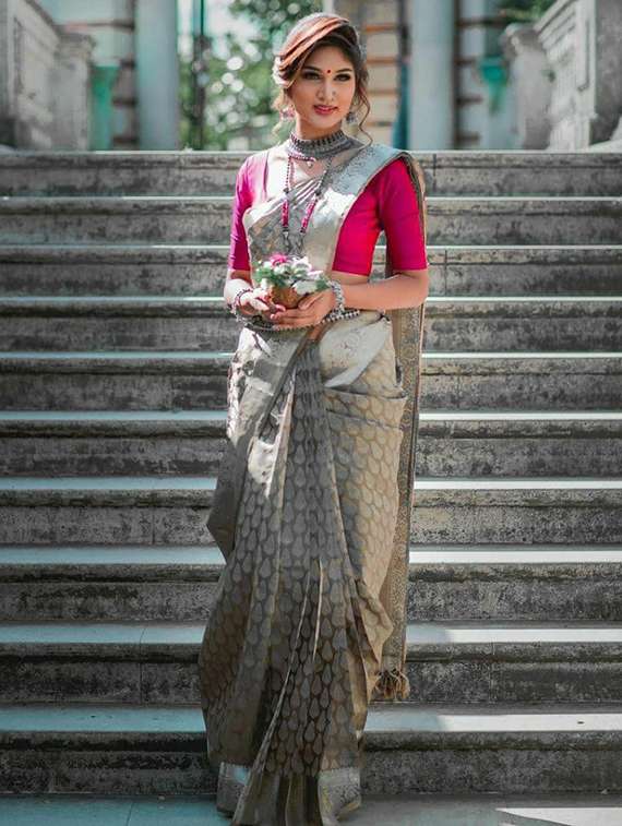 women self design banarasi saree with blouse