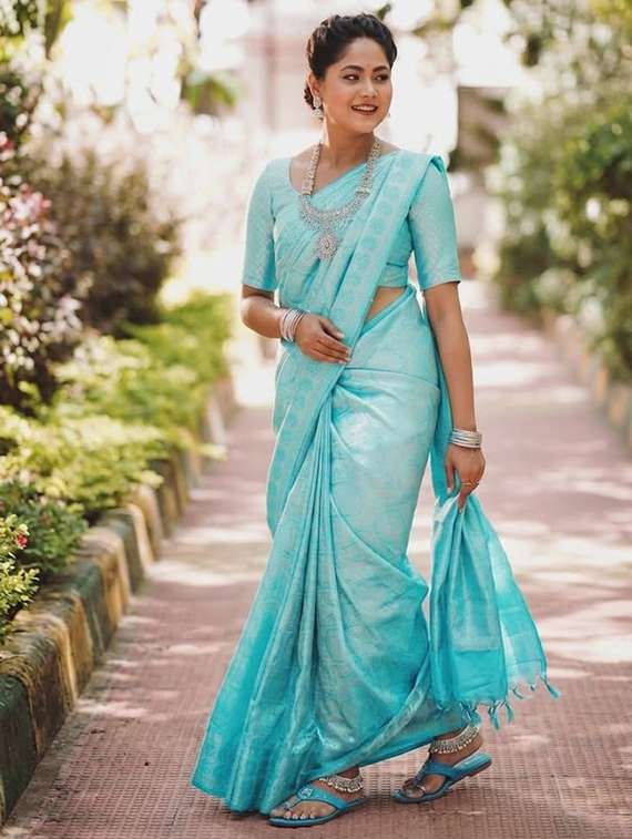 women self design banarasi saree with blouse