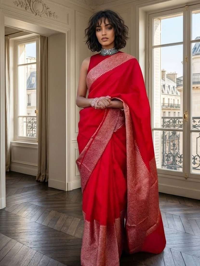 women solid with bordered saree with blouse