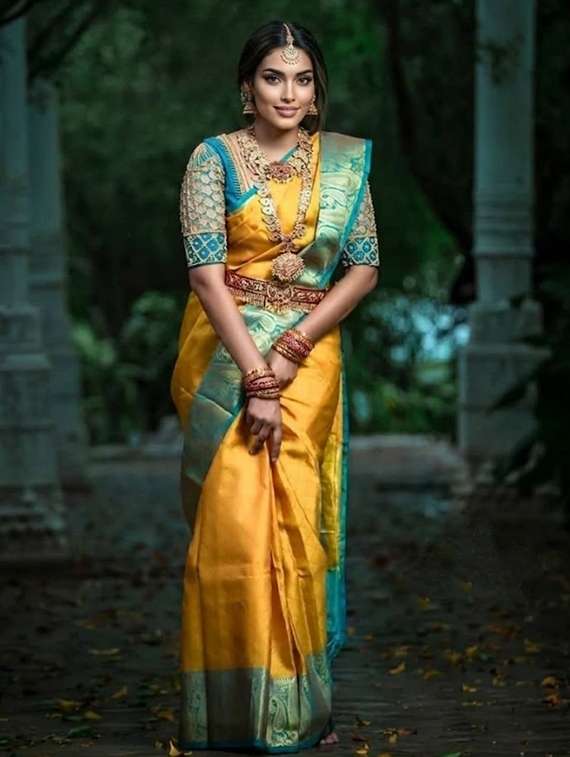 women self design kanjivaram saree with blouse