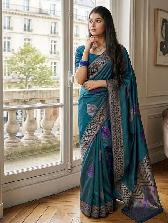 women self design banarasi saree with blouse