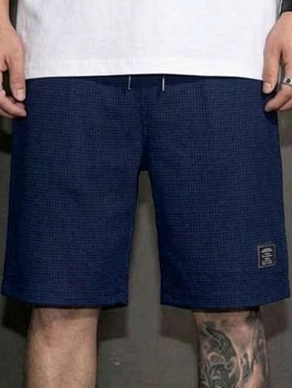 men textured mid rise loose fit short