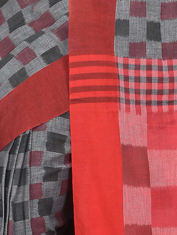 women checkered handloom saree with blouse - 22497595 -  Standard Image - 3