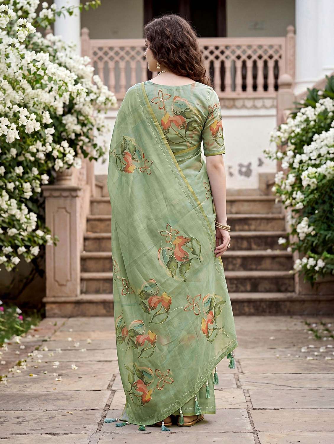 Women Floral Printed Saree With Blouse - 22498647 -  Standard Image - 3