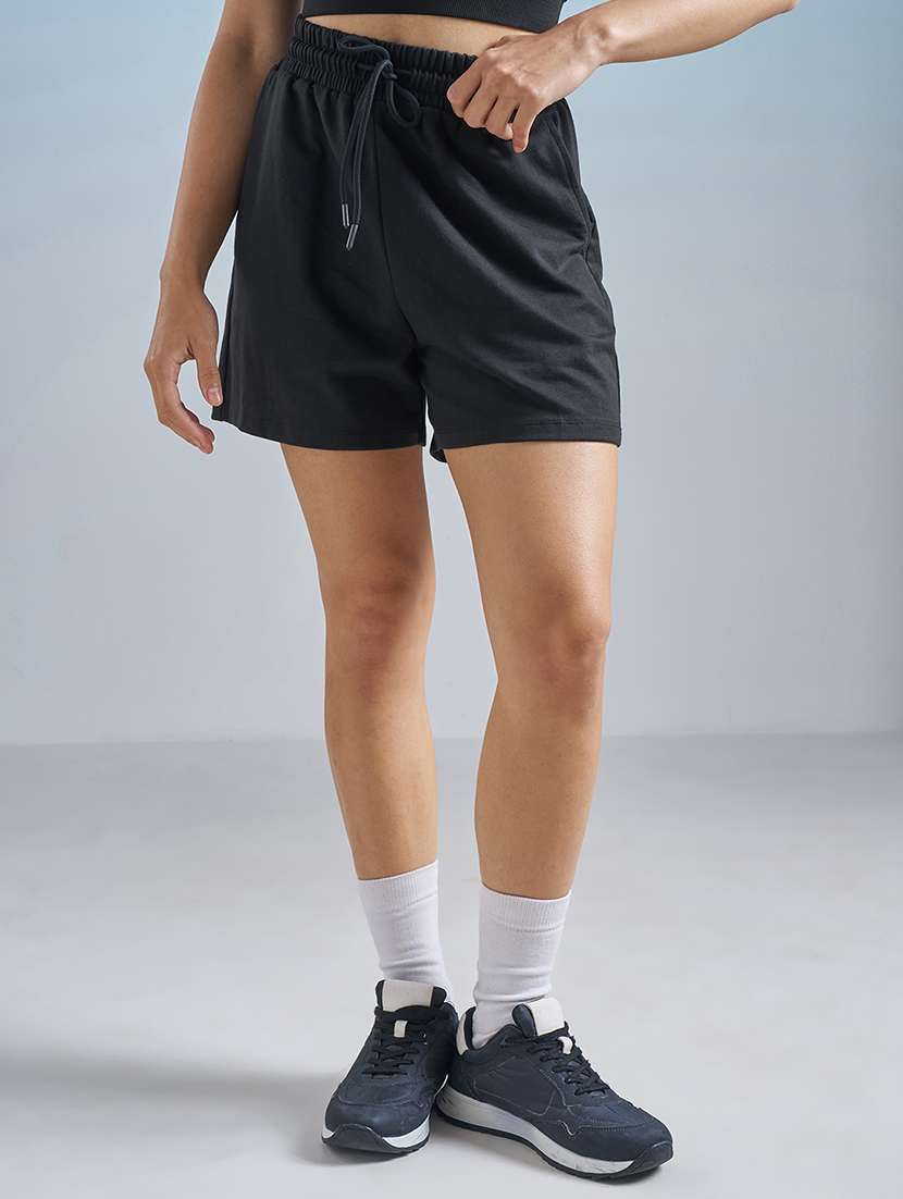 women solid mid rise shorts