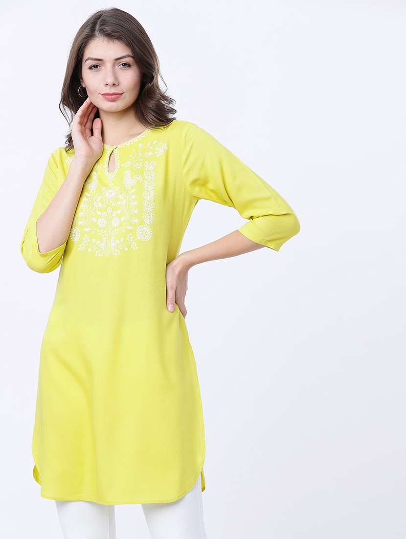 women printed key hole neck kurti