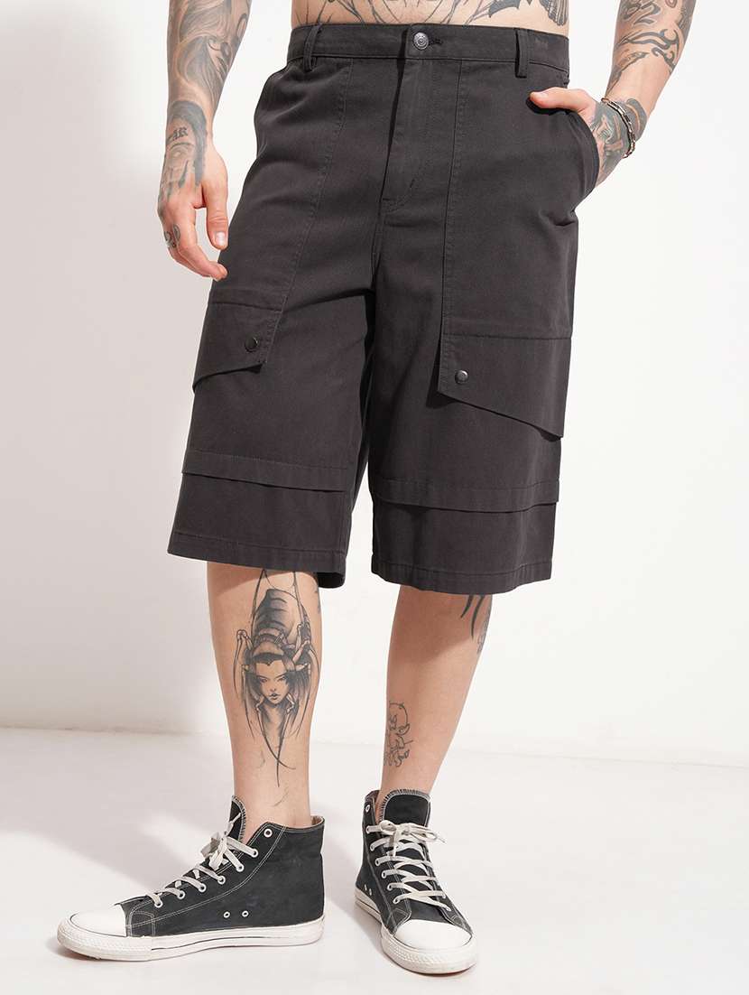 men solid mid rise cargo three fourth shorts