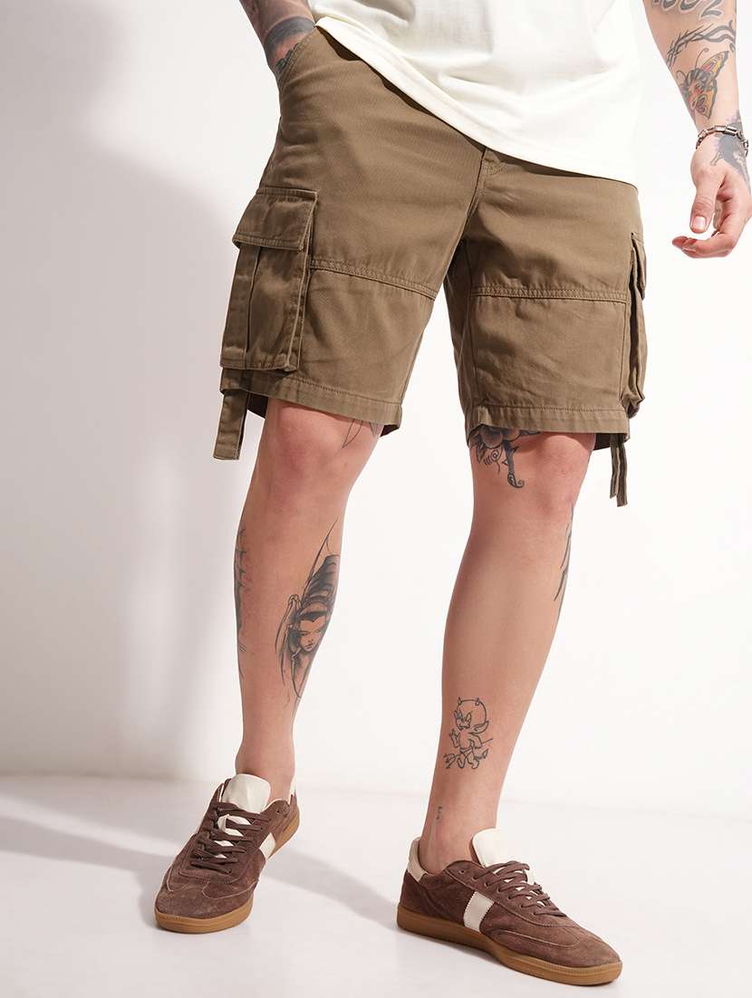 men solid mid rise regular fit cargo shorts