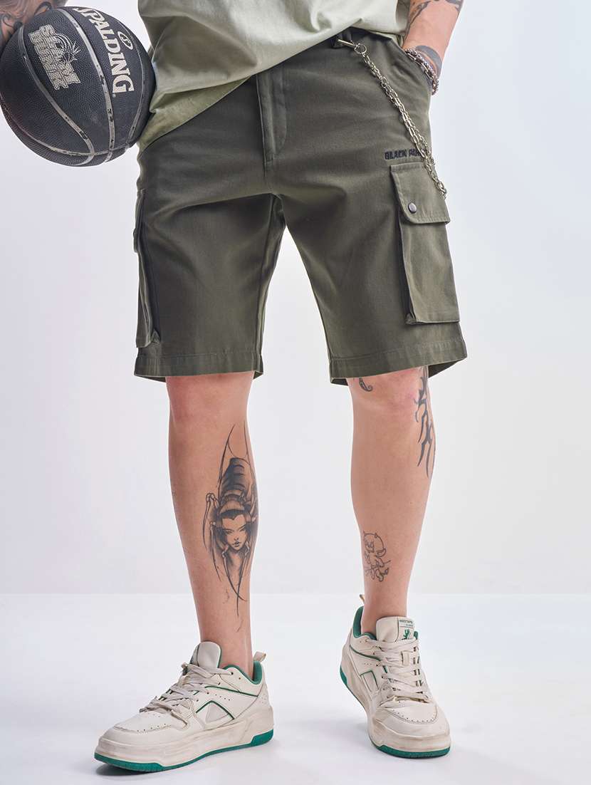 men solid mid rise regular fit cargo shorts